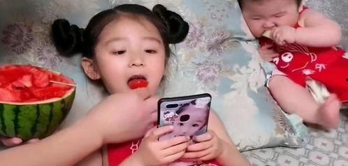 女儿吃瓜爸爸吃瓜视频,一家三口共享吃瓜时光