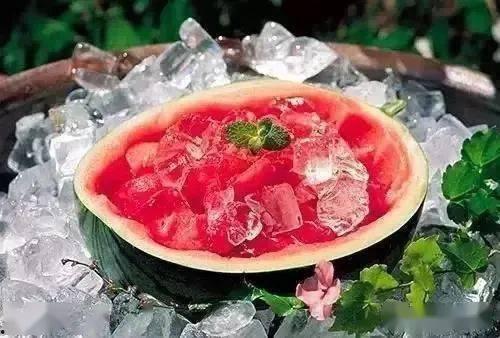 抖音小鱼海棠吃瓜视频,小鱼海棠吃瓜视频，揭秘娱乐圈幕后真相